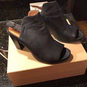 GENTLE SOULS SHILOH  by Kenneth Cole, size 9.5